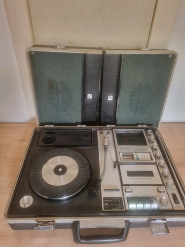 Sanyo briefcase music centre